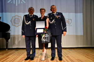 policjanci podczas uroczystej zbiórki z okazji święta Policji w budynku