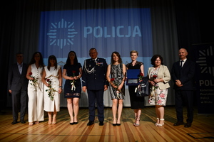 policjanci podczas uroczystej zbiórki z okazji święta Policji w budynku