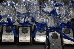 pamiątkowe tabliczki z napisem komenda powiatowa policji w nisku