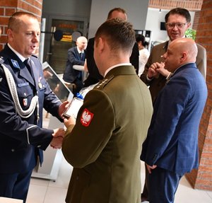 policjanci po uroczystej zbiórce w hallu kina