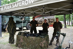 piknik mundurowy w parku miejskim pokaz sprzętu służb mundurowych