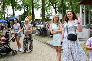piknik mundurowy w parku miejskim pokaz sprzętu służb mundurowych
