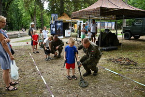 piknik mundurowy w parku miejskim pokaz sprzętu służb mundurowych