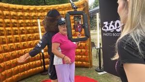 piknik mundurowy w parku miejskim pokaz sprzętu służb mundurowych