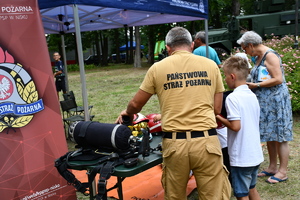 piknik mundurowy w parku miejskim pokaz sprzętu służb mundurowych