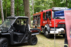 piknik mundurowy w parku miejskim pokaz sprzętu służb mundurowych