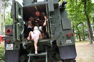 piknik mundurowy w parku miejskim pokaz sprzętu służb mundurowych