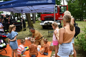 piknik mundurowy w parku miejskim pokaz sprzętu służb mundurowych
