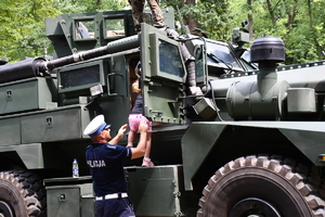 piknik mundurowy w parku miejskim pokaz sprzętu służb mundurowych
