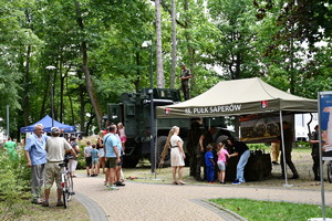 piknik mundurowy w parku miejskim pokaz sprzętu służb mundurowych
