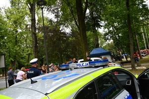 piknik mundurowy w parku miejskim pokaz sprzętu służb mundurowych