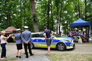 piknik mundurowy w parku miejskim pokaz sprzętu służb mundurowych