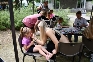 piknik mundurowy w parku miejskim pokaz sprzętu służb mundurowych