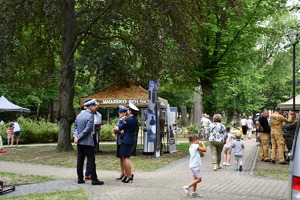 piknik mundurowy w parku miejskim pokaz sprzętu służb mundurowych