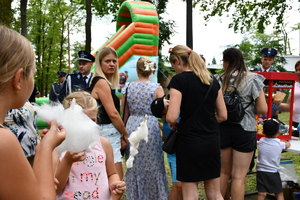 piknik mundurowy w parku miejskim pokaz sprzętu służb mundurowych