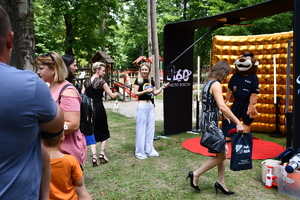 piknik mundurowy w parku miejskim pokaz sprzętu służb mundurowych