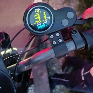 licznik na hulajnodze elektrycznej z wyświetloną wartością 31