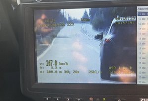 widok policyjnego videorejestratora zainstalowanego w pojeździe