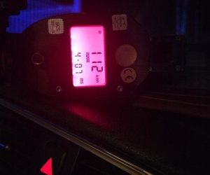 policyjny miernik ze wskazaniem prędkości 112 km/h, pora nocna