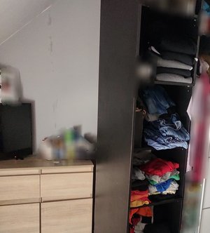 fragment pomieszczenia w domu szafa z ubraniami ściana oraz komoda