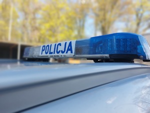 policyjna belka radiowozu z napisem policja