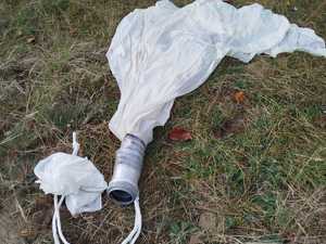 Szczątki balonu leżące na ziemi