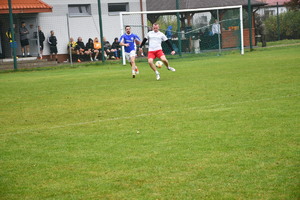 na zdjęciu dwóch piłkarzy kopie piłkę.