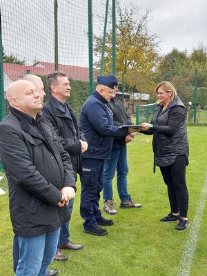 Na zdjęciu przewodnicząca NSZZP wręcza Komendantowi Powiatowemu w Nisku podziękowanie.