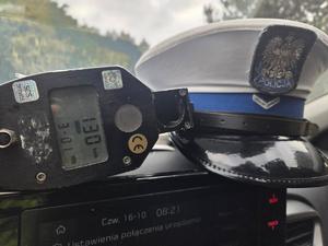 Urządzenie do pomiaru prędkości, z zarejestrowaną prędkością 130 km/h, a obok czapka policjanta ruchu drogowego w stopniu sierżanta.