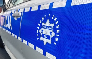 Naklejka na radiowozie z napisem Pomagamy i chronimy