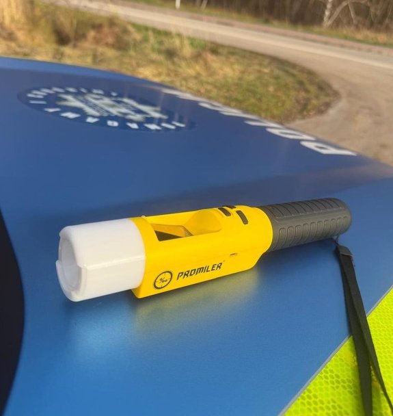 Alkomat Iblow na masce radiowozu