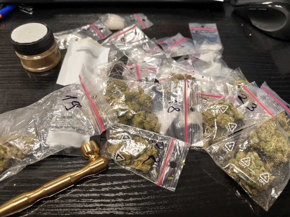 Woreczki strunowe z zawartością brunatno zielonego suszu