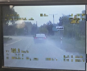 Zdjęcia przedstawiają samochody oraz ich zmierzone prędkości