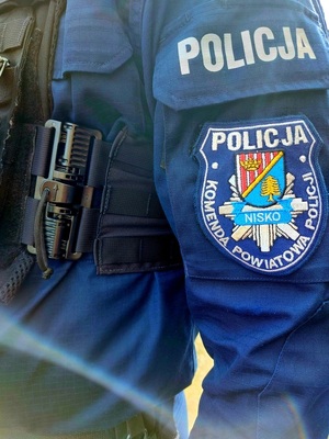 Na zdjęciu widoczny jest emblemat Komendy Powiatowej Policji w Nisku