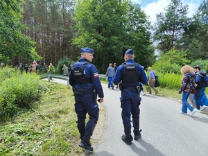 Na zdjęciach widoczni są policjanci podczas zabezpieczenia uroczystości
