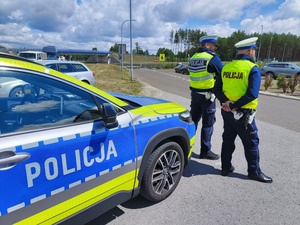 Na zdjęciach widoczni są policjanci podczas zabezpieczenia uroczystości