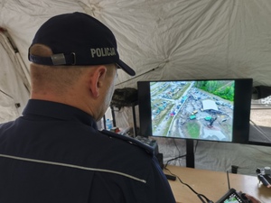 Na zdjęciach widoczni są policjanci podczas zabezpieczenia uroczystości