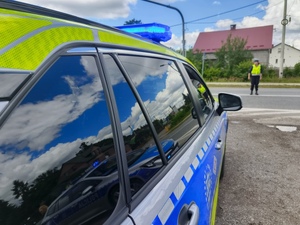 Na zdjęciach widoczni są policjanci podczas zabezpieczenia uroczystości