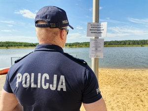 Na zdjęciach widoczni są policjanci podczas kontroli kąpielisk