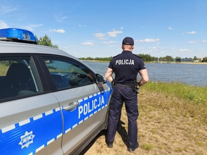 Na zdjęciach widoczni są policjanci podczas kontroli kąpielisk