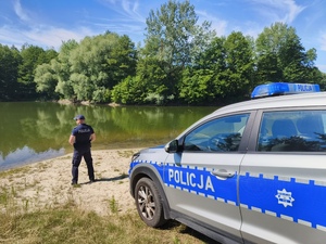 Na zdjęciach widoczni są policjanci podczas kontroli kąpielisk