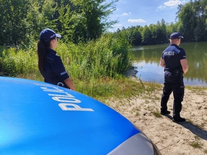 Na zdjęciach widoczni są policjanci podczas kontroli kąpielisk