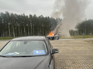 Na zdjęciach widoczny jest palący się pojazd