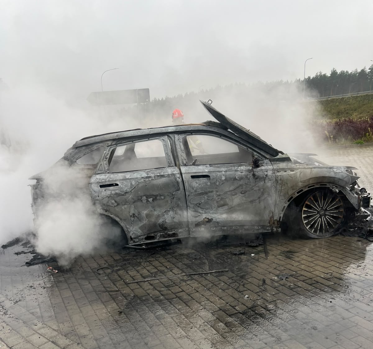 Samochód stanął w płomieniach - policjanci pomogli rodzinie opuścić pojazd