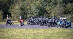 zdjęcia przedstawiają policjantów na motocyklach podczas szkolenia w trakcie wykonywania manewrów