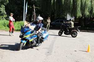 zdjęcia przedstawiają policjantów na motocyklach podczas szkolenia w trakcie wykonywania manewrów