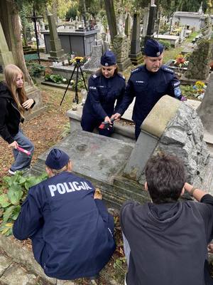 zdjęcia przedstawiają młodzież z klasy mundurowej z ZSEIO w Przemyślu, podczas  wizyty na cmentarzy w Przemyślu i porządkowaniu grobów policjantów zamordowanych na służbie w okresie międzywojennym.