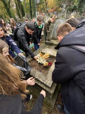 zdjęcia przedstawiają młodzież z klasy mundurowej z ZSEIO w Przemyślu, podczas  wizyty na cmentarzy w Przemyślu i porządkowaniu grobów policjantów zamordowanych na służbie w okresie międzywojennym.