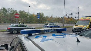 zdjęcia z działań kontrolno prewencyjnych zorganizowanych z pogotowiem ratunkowym na terenie przemyśla.
Policjanci podczas kontroli drogowej rozmawiają z kierującymi o bezpieczeństwie w ruchu drogowym , a ratownicy udzielają pierwszej pomocy