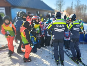 zdjęcia ze stoku narciarskiego w Przemyślu, spotkanie policjantów z dziećmi i młodzieżą.